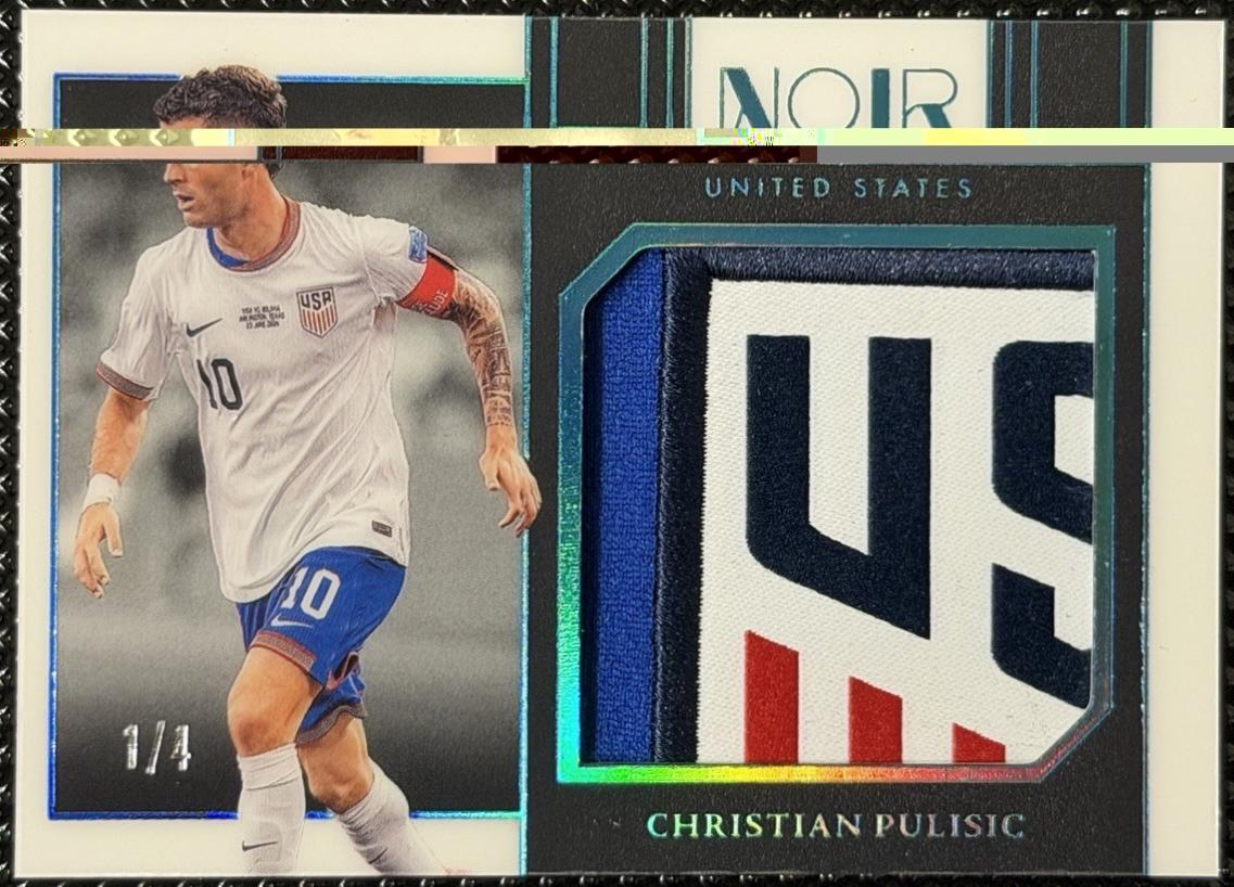 Christian Pulisic - Noir Team Logo #15